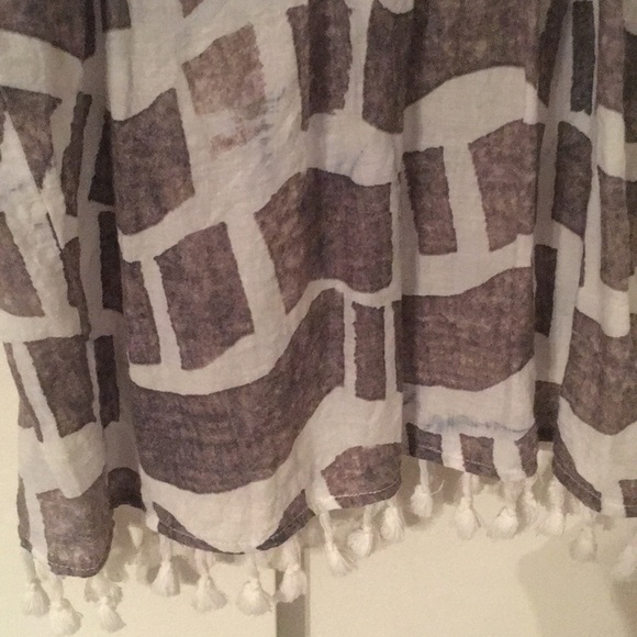 Cute grey print tank top w fringe - Picture 3 of 3